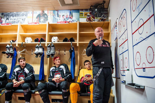 Tränaren Peter Andersson har genomgång med spelarna i