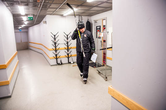 Tränaren Peter Andersson på väg mot träningsrinken
