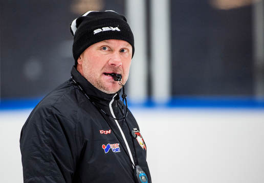 Tränaren Peter Andersson håller i isträning