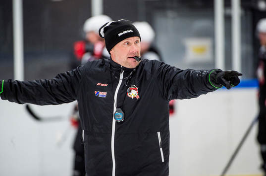 Tränaren Peter Andersson håller i isträning