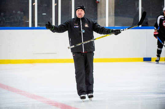 Tränaren Peter Andersson håller i isträning