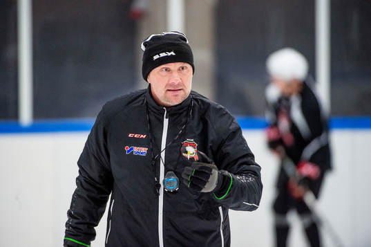 Tränaren Peter Andersson håller i isträning