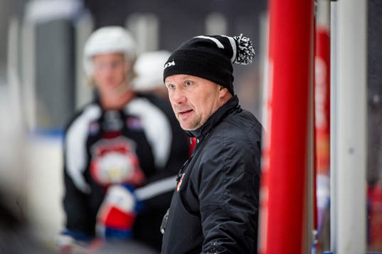 Tränaren Peter Andersson håller i isträning