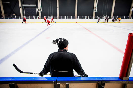 Tränaren Peter Andersson håller i isträning