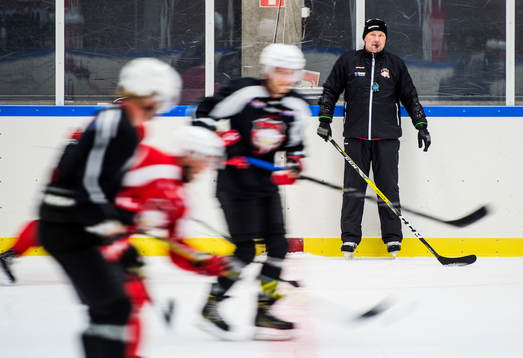 Tränaren Peter Andersson håller i isträning