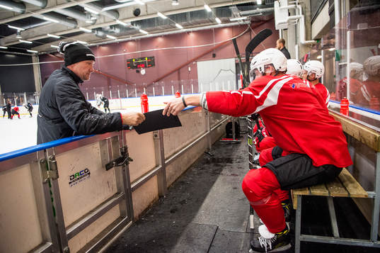 Jens Olsson hjälper tränaren Peter Andersson håller i