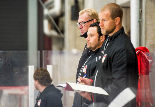 Sportchefen Patrik Sylvegård övervakar isträningen