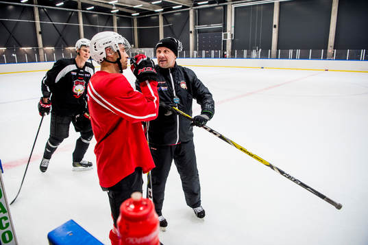Tränaren Peter Andersson har genomgång med Ilari Filppula
