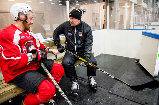 Tränaren Peter Andersson har genomgång med Jens Olsson