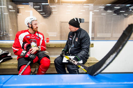 Tränaren Peter Andersson har genomgång med Jens Olsson