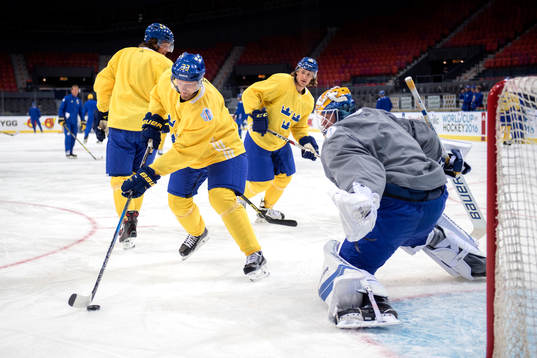 Sveriges Henrik Sedin och Carl Hagelin