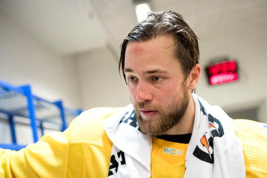 Sveriges Victor Hedman blir intervjuad