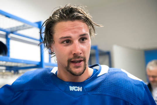 Sveriges Erik Karlsson blir intervjuad