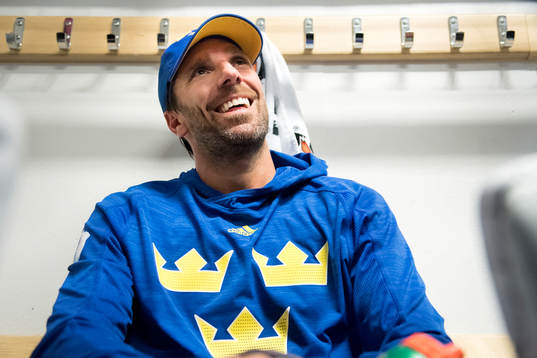 Sveriges målvakt Henrik Lundqvist blir intervjuad