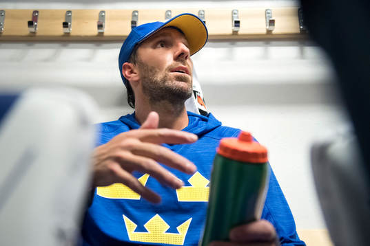 Sveriges målvakt Henrik Lundqvist blir intervjuad