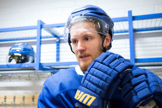 Sveriges Gabriel Landeskog blir intervjuad