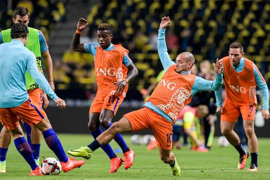 Hollands Wesley Sneijder sträcker sig