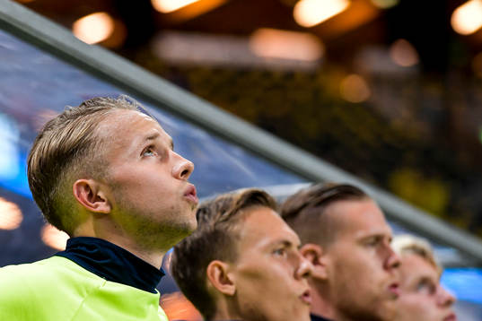 Sveriges målvakt Patrik Carlgren sjunger nationalsången