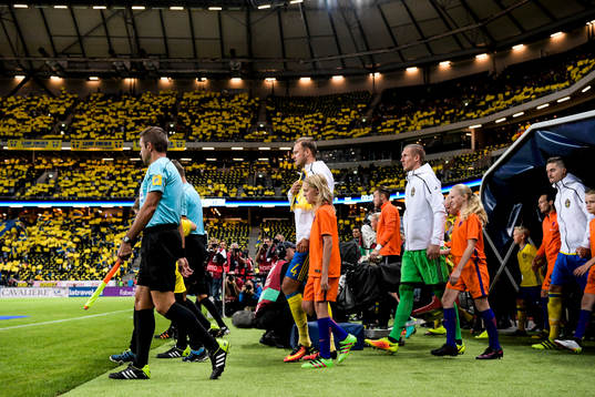 Sveriges Andreas Granqvist och målvakt Robin Olsen gör
