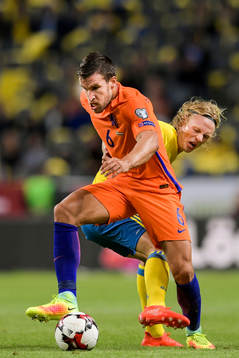 Hollands Kevin Strootman tar sig förbi Sveriges Oscar