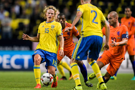 Sveriges Oscar Hiljemark och Hollands Vincent Janssen och