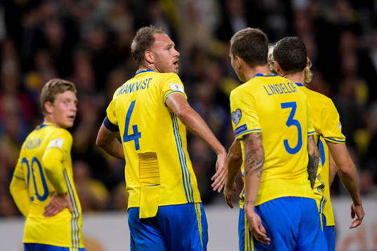 Sveriges Andreas Granqvist med trasig tröja