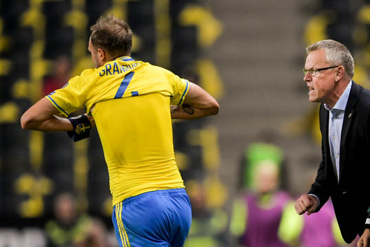 Sveriges förbundskapten Janne Andersson ger instruktioner