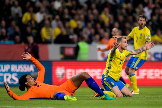 Hollands Virgil van Dijk och Sveriges John Guidetti
