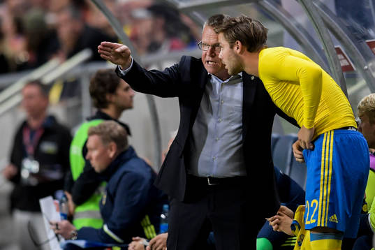 Sveriges förbundskapten Janne Andersson ger instruktioner
