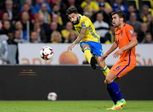 Sveriges Jimmy Durmaz skjuter bredvid Hollands Kevin
