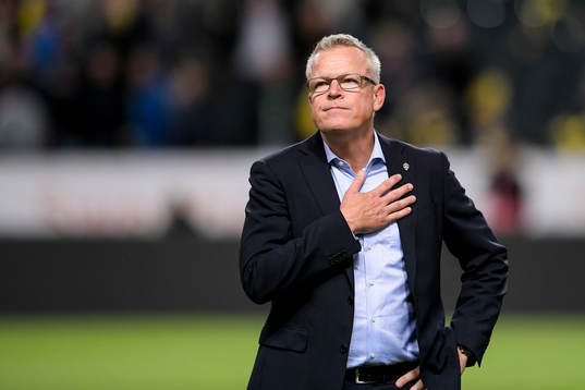 Sveriges förbundskapten Janne Andersson tackar publiken