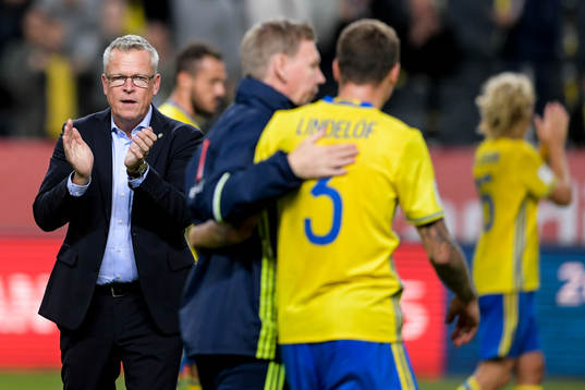 Sveriges förbundskapten Janne Andersson tackar publiken