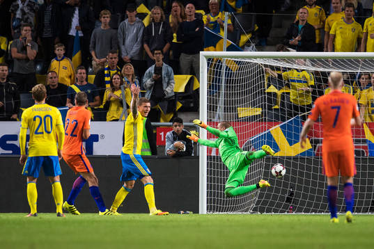 Sveriges Victor Nilsson Lindelöf gestikulerar när bollen