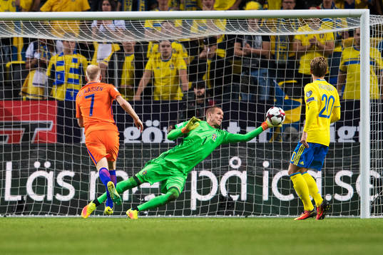 Hollands Davy Klaassen nickar bollen mot Sveriges målvakt