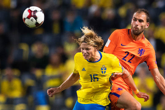 Sveriges Oscar Hiljemark och Hollands Bas Dost i en
