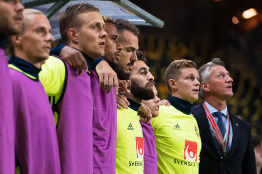 Sveriges Jimmy Durmaz sjunger