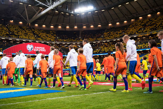Sveriges spelare gör entré till fotbollsmatchen i