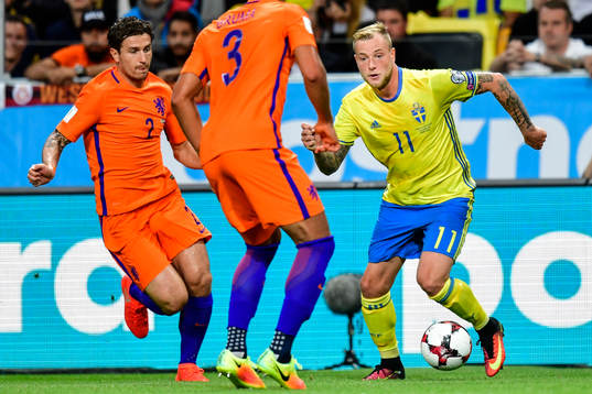 Sveriges John Guidetti och Hollands Daryl Janmaat