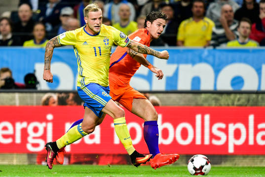 Sveriges John Guidetti och Hollands Georginio Wijnaldum