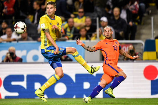Sveriges Mikael Lustig och Hollands Wesley Sneijder