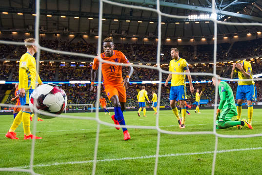 Sveriges Andreas Granqvist, målvakt Robin Olsen och Victor