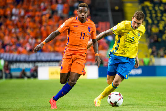 Hollands Quincy Promes och Sveriges Victor Nilsson Lindelöf