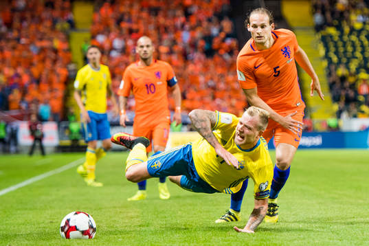 Sveriges John Guidetti faller