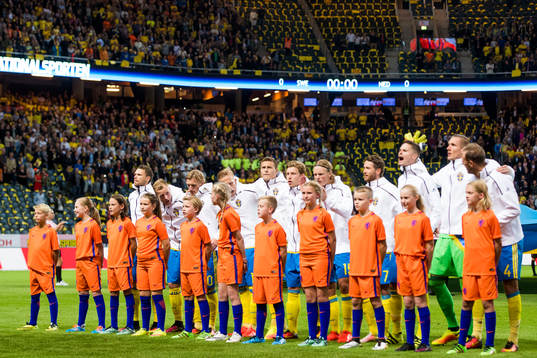 Sveriges spelare ställer upp för nationalsången