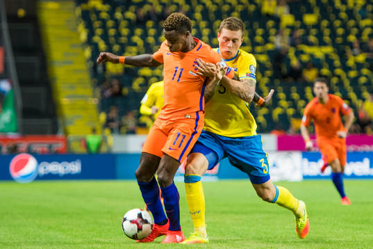 Hollands Quincy Promes och Sveriges Victor Nilsson Lindelöf