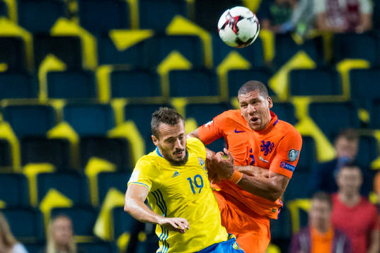 Sveriges Emir Kujovic och Hollands Daryl Janmaat