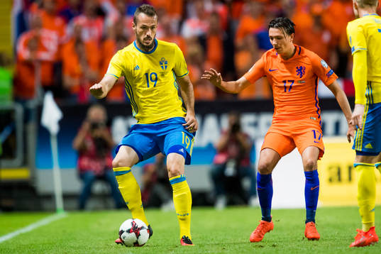 Sveriges Emir Kujovic bevakas av Hollands Steven Berghuis