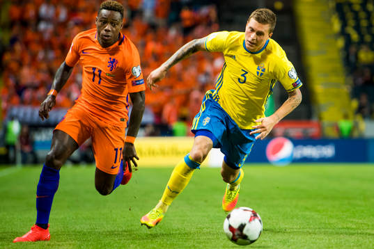 Hollands Quincy Promes jagar Sveriges Victor Nilsson