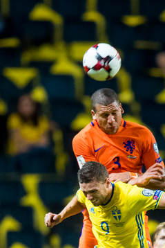 Hollands Jeffrey Bruma nickar undan över Sveriges Marcus