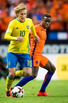 Sveriges Emil Forsberg och Hollands Quincy Promes